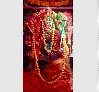 மானாமதுரையில் நவராத்திரி ஏழாம் நாளான புதன்கிழமை இரவு ஸ்ரீ ஆனந்தவல்லி அம்மன் மகிஷாசுரமர்த்தினி  அலங்காரத்தில் எழுந்தருளினார்.