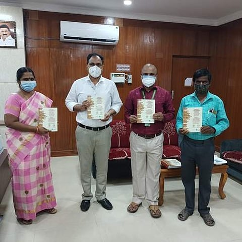 செங்கல் சேம்பர் தொழிலாளர்கள் குடும்பங்களுக்கான சமூக பாதுகாப்பு, சட்ட விதிமுறைகள் தொடர்பான கையேட்டினை ஆட்சியர் ஆல்பி ஜான் வர்கீஸ் வெளியிட்டார்.