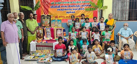 வாலாஜா ஸ்ரீசங்கர மடத்தில் நவராத்திரி விழாவை ஒட்டி மாணவர்களுக்கு சரஸ்வதி படம் மற்றும் எழுதுபொருள்கள் வழங்கி ஆசி வழங்கப்பட்டது.