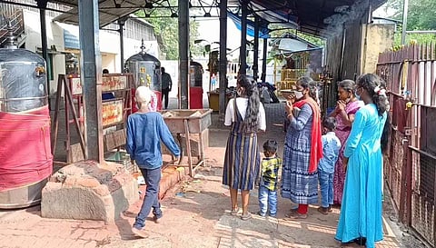 பெரியபாளையம் பவானி அம்மன் ஆலயத்தில் பக்தர்கள் ஆர்வமுடன் சாமி தரிசனம்.