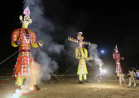 போபாலில் தசரா பண்டிகையின் நிறைவு நாளில் ராவணன், கும்பகர்ணன் மற்றும் மேகநாத் ஆகியோரின் உருவ பொம்மையை எரித்து கொண்டாடும் மக்கள்.