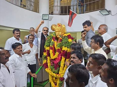 வீரபாண்டிய கட்டபொம்மனின் சிலைக்கு மரியாதை செலுத்தும் வைகோ.