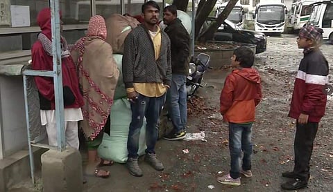 ஜம்மு - காஷ்மீரைவிட்டு வெளியேறும் புலம்பெயர் தொழிலாளர்கள்