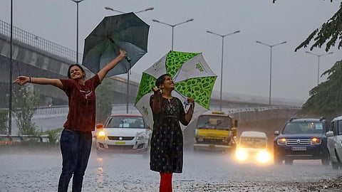 rains_weather_rain_women 