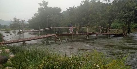 மோா்தானா அருகே கெளன்டண்யா ஆற்றின் குறுக்கே ராகிமானப்பல்லி, போடியப்பனூா் கிராம  மக்கள் அமைத்துள்ள   மூங்கில்  பாலம்.