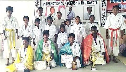 சேலம் மாவட்டம், ஜலகண்டபுரத்தில் நடைபெற்ற   மாநிலளவில் நடைபெற்ற காரத்தே போட்டியில் வெற்றி பெற்ற மாணவர்களுக்கு வழங்கப்பட்ட சான்றிதழ் மற்றும் கோப்பைகள். 