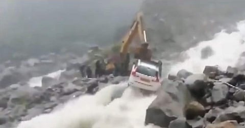 பத்ரிநாத் நெடுஞ்சாலையில் நிலச்சரிவுக்கு நடுவே சிக்கிய வாகனத்தை மீட்கும் மீட்புப் படையினர்.