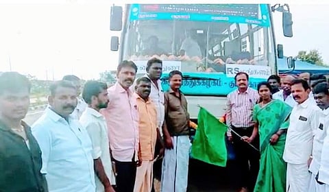 மானாமதுரையில் தல்லாகுளம் முனியாண்டி கோயில் அருகே சட்டமன்ற உறுப்பினர் தமிழரசி பேருந்து நிறுத்தத்தை திறந்து வைத்து புதிய அரசுப் பேருந்து சேவையை தொடங்கி வைக்கிறார்.