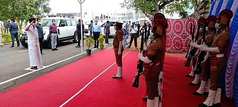 மதுரை விமான நிலையம் வந்த முதல்வர் மு.க.ஸ்டாலினுக்கு விமான நிலையத்தில் காவல்துறை சார்பில் மரியாதை அளிக்கப்பட்டது.