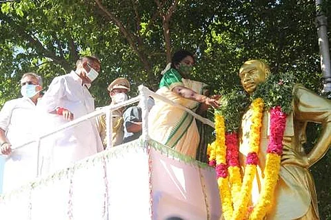 புதுச்சேரி கடற்கரை சாலையில் உள்ள காந்தியின் சிலைக்கு துணைநிலை ஆளுநர், முதல்வர் ஆகியோர் மாலை அணிவித்து மரியாதை செலுத்தினர்.