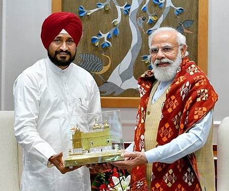 பிரதமா் நரேந்திர மோடியை சந்தித்த பஞ்சாப் முதல்வா் சரண்ஜீத் சிங் சன்னி.