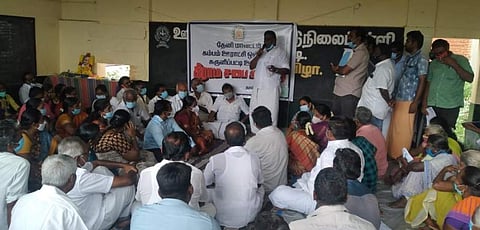 சுருளிப்பட்டி ஊராட்சியில் சமூக இடைவெளி இன்றி நடைபெற்ற கிராம சபைக் கூட்டத்தில் மகாராஜன் எம்.எல்.ஏ. பேசினார்.