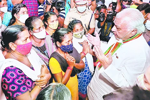 திருவனந்தபுரத்தில் உள்ள வெள்ள நிவாரண முகாமில் தங்க வைக்கப்பட்டவர்களை சந்தித்து ஆறுதல் கூறிய கேரள ஆளுநர் ஆரிஃப் முகமது கான்.