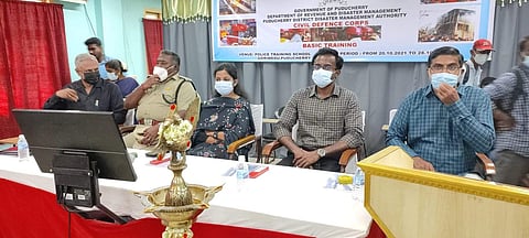 பேரிடர் காலத்தில் பணியாற்றும் தன்னார்வலர் குழுவினருக்கான பயிற்சியை தொடங்கி வைத்த மாவட்ட ஆட்சியர் ரிஷிதா குப்தா. உடன் ஐஏஎஸ் அதிகாரி கிரிசங்கர், உதவி ஆட்சியர் தமிழ்ச்செல்வன் உள்ளிட்ட அதிகாரிகள்.