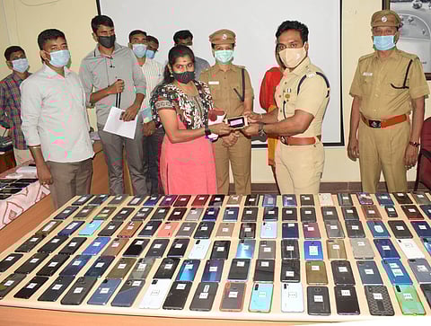 காணாமல் போன கைப்பேசியை உரியவரிடம் ஒப்படைத்த கோவை மாவட்ட காவல் கண்காணிப்பாளா் செல்வநாகரத்தினம்.