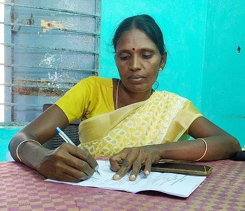 எட்டுக்குடி ஊராட்சித் தலைவராக பொறுப்பேற்கும் லேகா காரல்மாா்க்ஸ்.