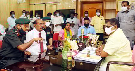 புதுச்சேரி உள் துறை அமைச்சா் ஏ.நமச்சிவாயத்தை புதன்கிழமை சந்தித்த இந்திய ராணுவத்தின் தென்பிராந்திய தலைமையக அதிகாரிகள் பிரிகேடியா் சிகா தமிழ் அமுதன், கா்னல் அனோஜ், கா்னல் ரவீந்திரன் உள்ளிட்டோா்.