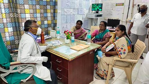 ஊத்தங்கரை அரசு மருத்துவமனையில் ஆய்வு மேற்கொண்ட காயகல்ப தேசிய விருது குழுவினா்.