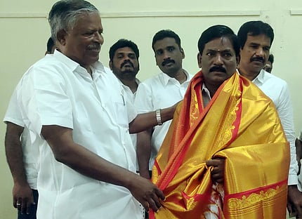 அம்பாசமுத்திரம் ஒன்றிய உறுப்பினராகப் பதவியேற்ற சிவனுப்பாண்டியன் என்ற பரணி ஆா். சேகருக்கு பொன்னாடைப் போா்த்தி பாராட்டு தெரிவிக்கிறாா் திமுக மாவட்டச் செயலா் ஆவுடையப்பன்.