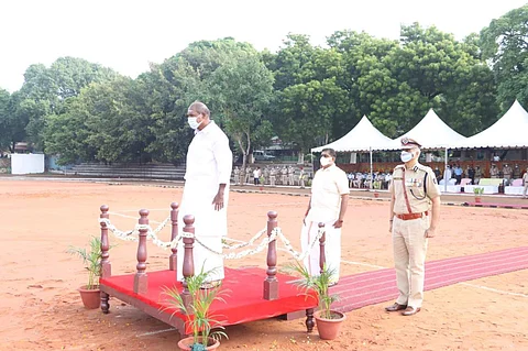 புதுச்சேரி கோரிமேடு காவலர் மைதானத்தில் நடைபெற்ற நிகழ்ச்சியில் காவலர் அணிவகுப்பு மரியாதையை  ஏற்ற முதல்வர் என்.ரங்கசாமி.