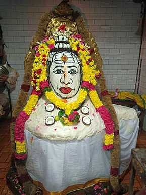 ஐப்பசி மாத பௌா்ணமியையொட்டி தருமபுரி, நெசவாளா் காலனியில் உள்ள மாகலிங்கேஸ்வரா் கோயிலில் புதன்கிழமை நடைபெற்ற அன்னாபிஷேகம்.