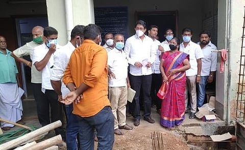 அரசுப் பள்ளி வளாகத்தில் உள்ள கட்டடத்தை ஆய்வு செய்த எம்எல்ஏ திருமகன் ஈவெரா.