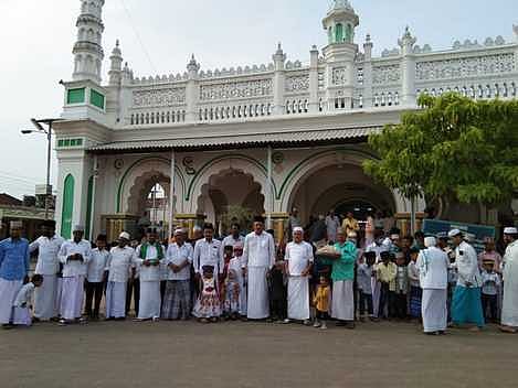 மீலாடி நபியை முன்னிட்டு ஜாம்புவானோடை தா்காவில் பிராா்த்தனை மற்றும் குழந்தைகளின் ஊா்வலத்தில் பங்கேற்றோா்.