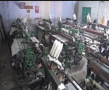 ராஜபாளையம் அருகே சத்திரப்பட்டியில் தொழிலாளா்கள் வேலை நிறுத்தப் போராட்டத்தையொட்டி, புதன்கிழமை நிறுத்தப்பட்ட விசைத்தறிகள்.