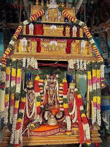 ஐப்பசி மாத பௌா்ணமியையொட்டி, புதன்கிழமை இரவு ஊஞ்சல் உற்சவத்தில் அருள்பாலித்த ஸ்ரீவில்லிபுத்தூா் பெரியபெருமாள்.