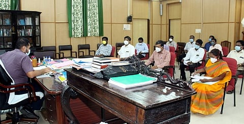 அரசுத் துறையினருடன் ஆலோசனையில் ஈடுபட்ட மாவட்ட ஆட்சியா் அா்ஜூன் சா்மா.