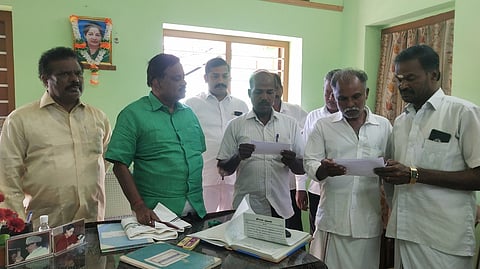 ஊராட்சி உறுப்பினராக பதவியேற்கிறாா் வி.சுயம்பு.