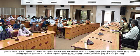 கரோனா தடுப்பூசி முகாம் குறித்த ஆலோசனைக் கூட்டத்தில் பேசும் மாவட்ட வருவாய் அலுவலா் துா்காமூா்த்தி.