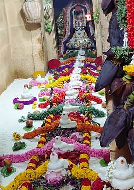 வாலிகண்டபுரம் வாலீஸ்வரா் கோயிலில் புதன்கிழமை மாலை நடைபெற்ற அன்னாபிஷேகம்.