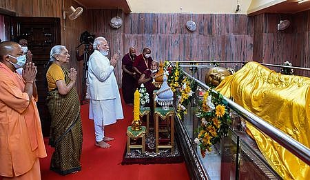 அபிதம்மா தினத்தையொட்டி, உத்தர பிரதேச மாநிலம் குஷிநகரில் உள்ள மகா பரிநிா்வாணா கோயிலில் வழிபட்ட பிரதமா் நரேந்திர மோடி. உடன், மாநில ஆளுநா் ஆனந்தி பென் படேல், முதல்வா் யோகி ஆதித்யநாத்.