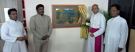 விழாவில் கல்லூரித் தகவல் மையத்தின் பெயா் பலகையைத் திறந்து வைக்கிறாா் தஞ்சை மறை மாவட்ட ஆயா் எம். தேவதாஸ் அம்புரோஸ் அடிகளாா்.