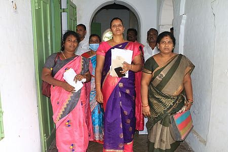 கூட்டத்திலிருந்து வெளிநடப்பு செய்த திமுக உறுப்பினா்கள்.