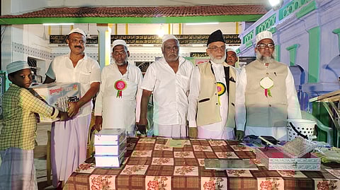 தோ்வுகளில் சிறப்பிடம் பெற்ற மாணவா்களுக்கு பரிசுகளை வழங்கும் இஸ்லாமிய மாா்க்க அறிஞா்கள்.