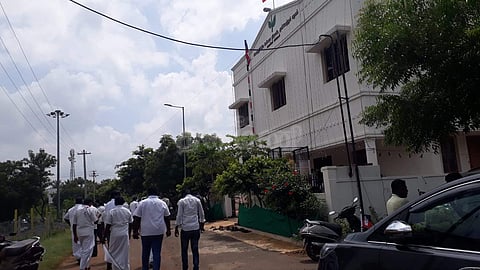 நாமக்கல் மாவட்ட அதிமுக அலுவலகத்தில் குவிந்துள்ள கட்சி தொண்டர்கள்.