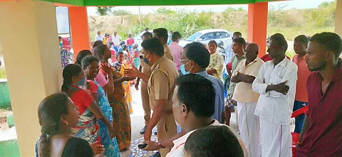 ஏனாதி மேல்பாக்கம் ஊராட்சி  துணை தலைவர் பதவியை சோழியம்பாக்கம் பகுதியை சேர்ந்தவர்களுக்கு ஒதுக்க கோரி ஊராட்சி மன்ற அலுவலகத்தை முற்றுகையிட்டு ஆர்பாட்டம் நடத்திய பொதுமக்கள்.