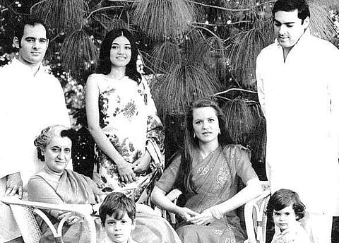 இந்திரா காந்தி தனது மகன்கள், மருமகள்கள் மற்றும் பேரக்குழந்தைகளுடன்...