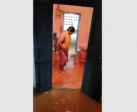 உத்தமபாளையம் அருகே இராயப்பன்பட்டி ஊராட்சியில் உள்ள ஆரம்ப சுகாதார நிலைய குடியிருப்புக்குள் புகுந்த மழைநீர்.
