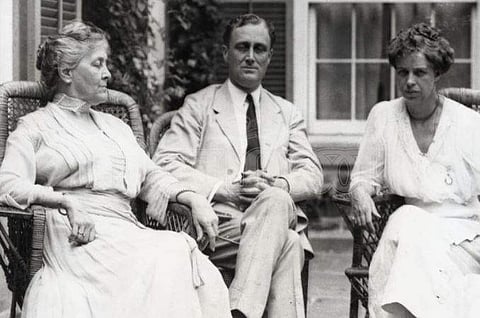 மகன் பிராங்கிளின் ரூஸ்வெல்ட், மருமகள் எலினோர் ரூஸ்வெல்ட்டுடன் சாரா ரூஸ்வெல்ட்.