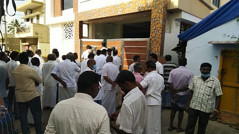 சேலம் இளங்கோவனுக்கு தொடர்புடைய இடங்களில் சோதனை: 21.2 கிலோ தங்கம், பணம் பறிமுதல்