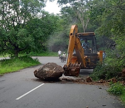 கம்பம்மெட்டு மலைச் சாலையில் பாறை சரிந்து போக்குவரத்து பாதிப்பு