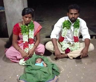 கைக் குழந்தையுடன் திருமணம் செய்து கொண்ட காதலா்கள்