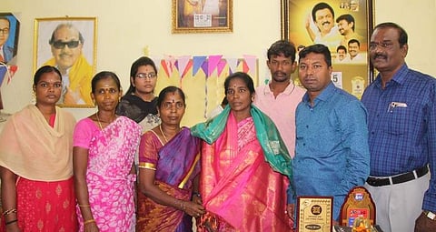 உளுந்தை ஊராட்சி துணைத்தலைவராக தோ்வு செய்யப்பட்ட வசந்தாவுக்கு பொன்னாடை அணிவித்து வாழ்த்து தெரிவித்த ஊராட்சி மன்றத் தலைவா் எம்.கே.ரமேஷ் உள்ளிட்டோா்.