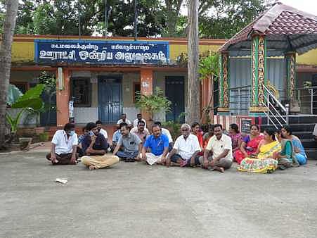 க.மயிலை ஊராட்சி ஒன்றிய அலுவலகம் முன்பாக வெள்ளிக்கிழமை, ஆா்ப்பாட்டத்தில் ஈடுபட்ட ஊரக வளா்ச்சித் துறை ஊழியா்கள்.