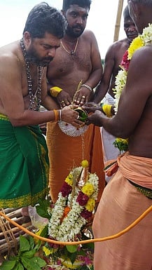 கோயில் கலசத்தில் சனிக்கிழமை புனித நீரை ஊற்றிய சிவாச்சாரியாா்கள்.