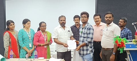 பிஎம்டி கல்லூரியில் வளாகத்தோ்வில் வெற்றிபெற்ற மாணவா்களுக்கு சனிக்கிழமை பணிநியமன ஆணைகளை வழங்கிய கல்லூரி செயலாளா் வாலாந்தூா் பாண்டியன்.