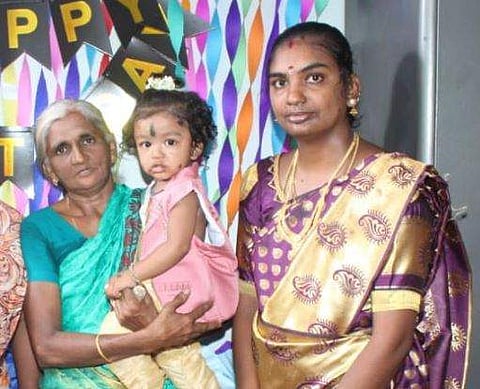 மாமியார் சாவித்திரியுடன், மருமகள் கார்த்திகா.